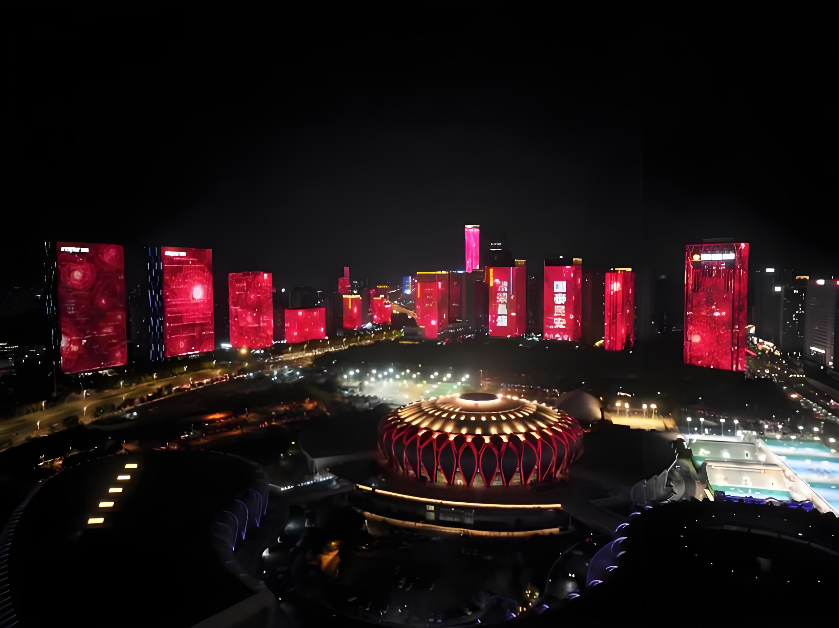 紅旗飄揚(yáng)迎國(guó)慶，璀璨燈光點(diǎn)亮城市中國(guó)紅！